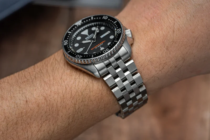 Dây Engineer nổi bật với các mắt thép không gỉ nguyên khối dày, xếp theo dạng ziczac giống như tường gạch xây