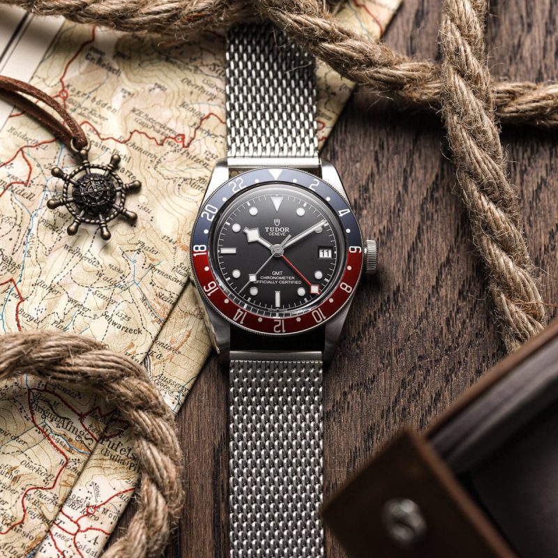 Dây Milanese được tạo thành từ việc đan các sợi kim loại mảnh lại với nhau, tạo nên kết cấu lưới mềm, nhẹ và có độ dẻo nhất định