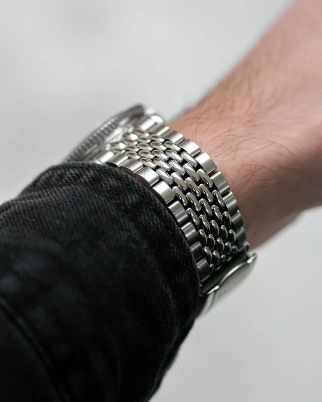 Dây Beads of Rice được cấu thành từ các mắt nhỏ, tròn, sáng bóng, mang lại cảm giác mềm mại và ôm sát cổ tay