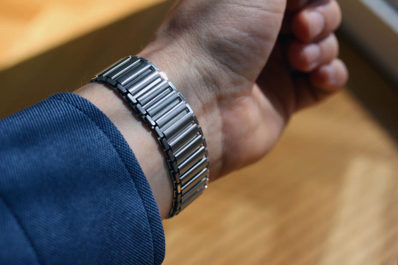 Cấu trúc dây Bonklip gồm các khung kim loại hình chữ nhật liên kết với nhau bằng một dải thép cuộn