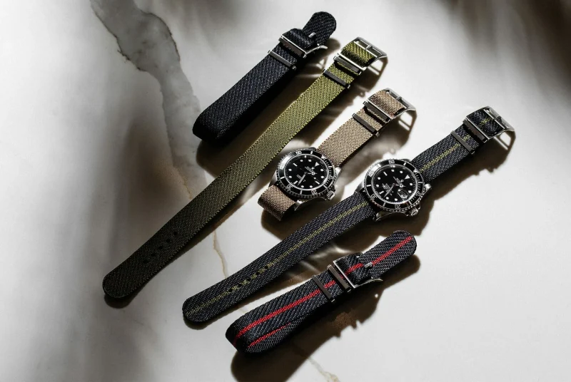 Khi sử dụng đồng hồ dây NATO, bạn nên điều chỉnh dây vừa vặn với cổ tay để tránh cảm giác khó chịu hoặc trượt lỏng
