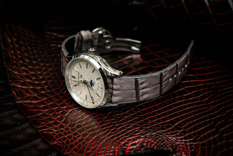 Dây đồng hồ da cá sấu thật có giá từ vài triệu đến hàng chục triệu đồng