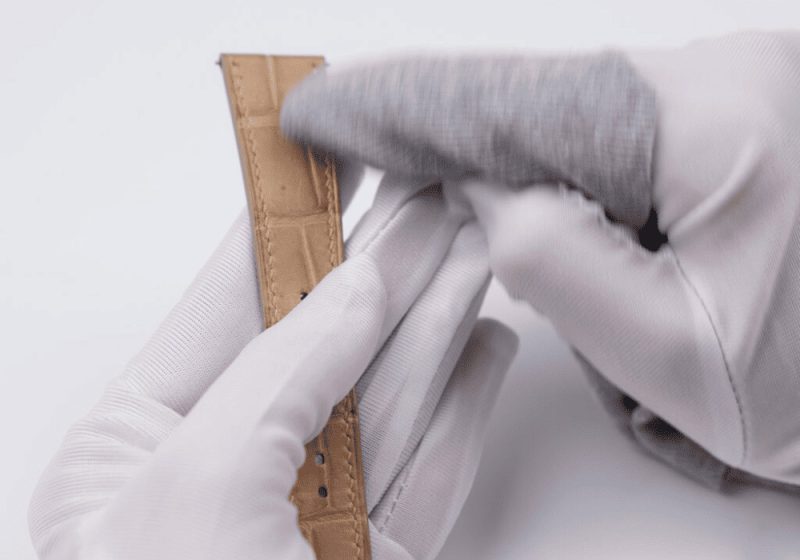 Hãy chủ động vệ sinh dây da định kỳ khoảng 2 tuần/lần để ngăn ngừa mùi hôi và kéo dài tuổi thọ dây đeo