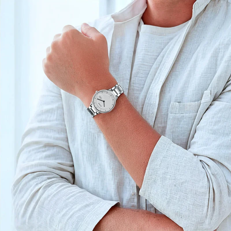 Nếu bạn thuộc tuýp người ra nhiều mồ hôi hoặc mồ hôi dầu thì nên lựa chọn dây kim loại