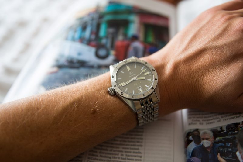 Những người có cổ tay lớn sẽ rất phù hợp với đồng hồ dây kim loại