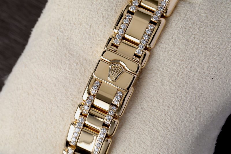 Dây đồng hồ Pearlmaster thường được nạm kim cương hoặc các loại đá quý, mang đậm tính trang sức và xa xỉ